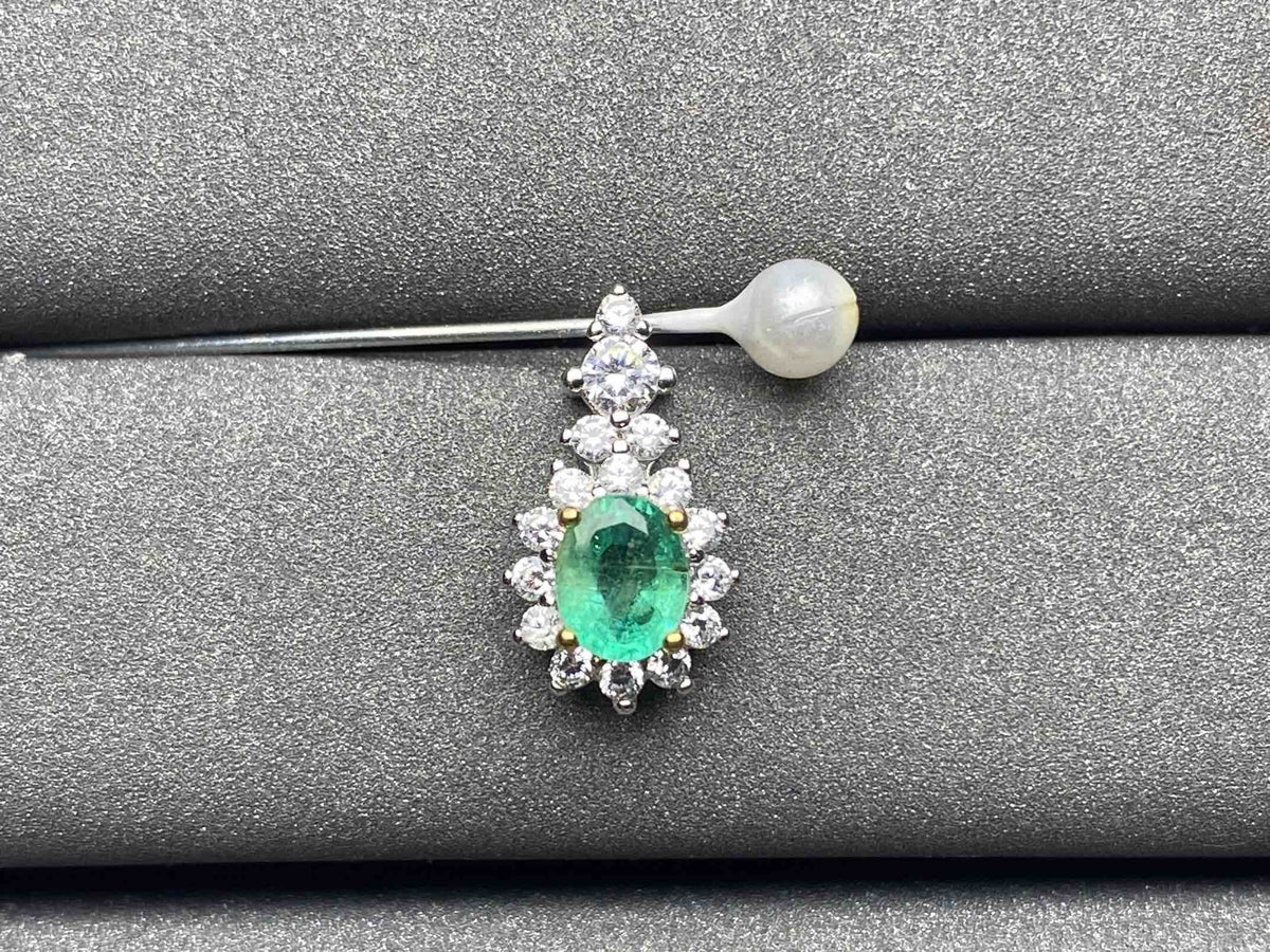 A82 Emerald Pendant