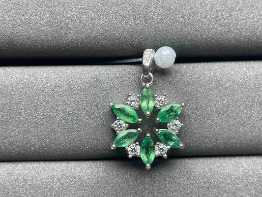 A905 Emerald Pendant