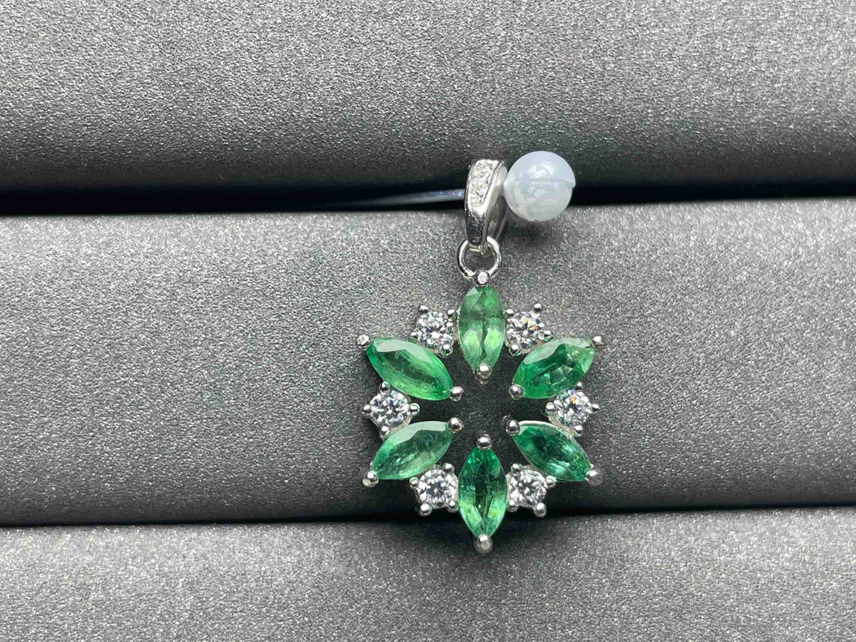 A905 Emerald Pendant