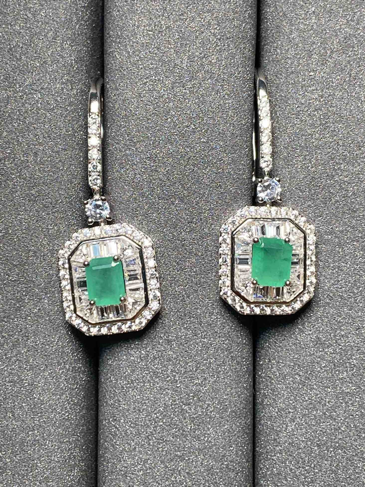 2532 Emerald Earrings